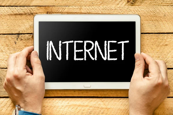 Tablet PC con texto "Internet " — Foto de Stock