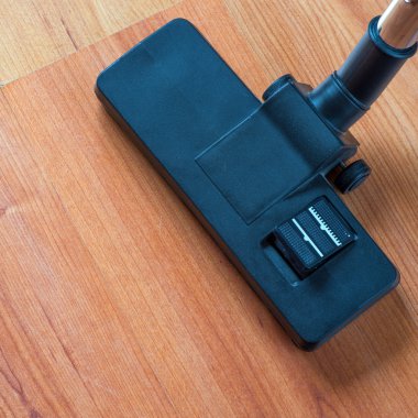 yerde bir elektrikli süpürge ile temizle