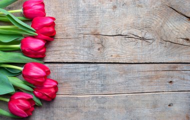 Antik ahşap arka planda laleler