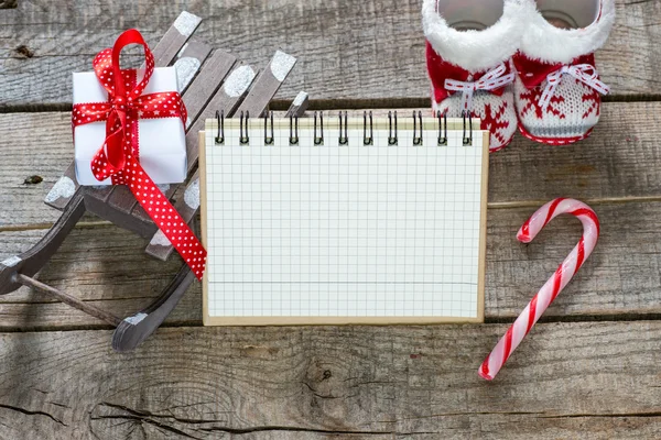 Cuaderno y decoraciones navideñas — Foto de Stock