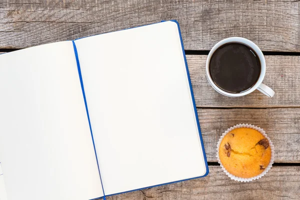 Offenes Notizbuch, Kaffee und Kuchen — Stockfoto