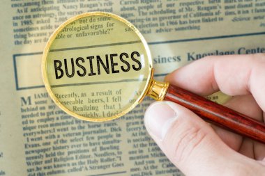 Büyüteç aracılığıyla gazete başlığı