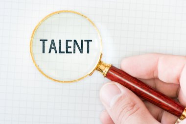 грязьовий вулкан кипіння і барботажних на поверхні