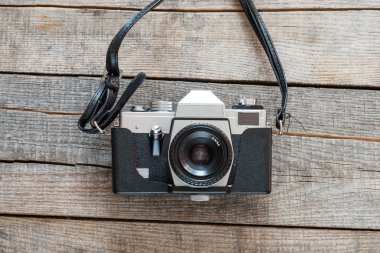 eski kamera ve ahşap tablo