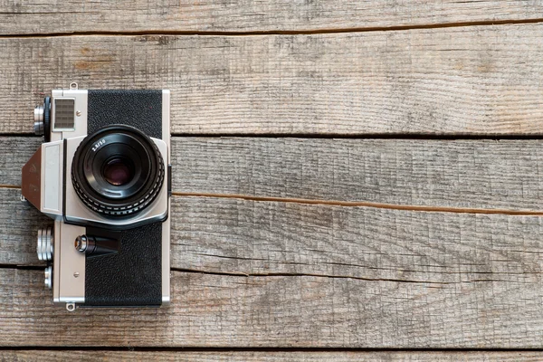 Oude camera en op houten tafel — Stockfoto