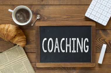 Beyaz tebeşir ile el yazısı koçluk