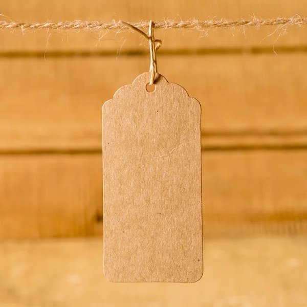 Ahşap tahta arka plan üzerinde fiyat etiketi