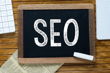 Seo, bir kara tahta üzerinde beyaz tebeşir ile el yazısı