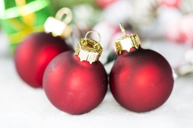 Kızıl Noel baloları