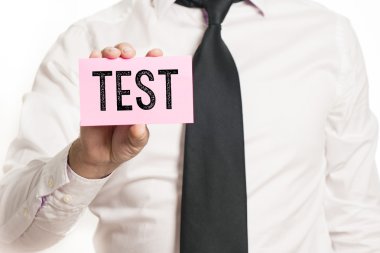 Deneme metni ile kağıt tutan adam