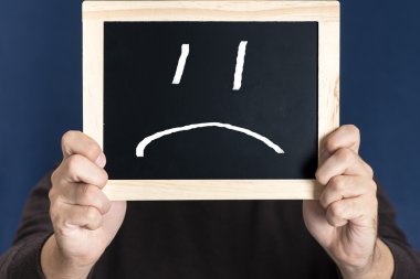 Hüzünlü gülümseme ile yazı tahtası