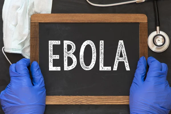 Doktor holding blackboard Ebola sözle — Stok fotoğraf