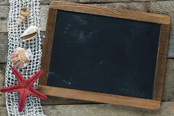 Leere Tafel und Muscheln — Stockfoto