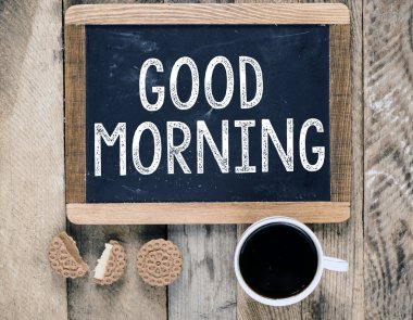 İyi sabah işaret yazı tahtası üzerinde