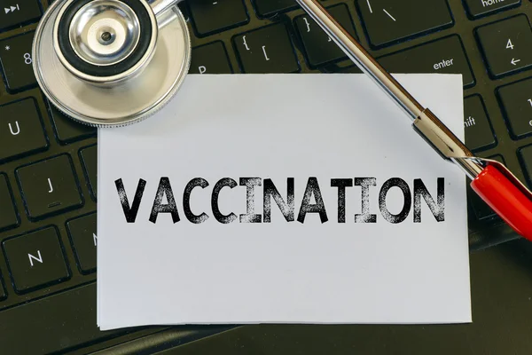 Vaccination tecken och stetoskop — Stockfoto