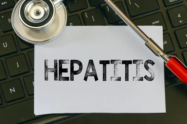 Hepatitis-Zeichen und Stethoskop — Stockfoto