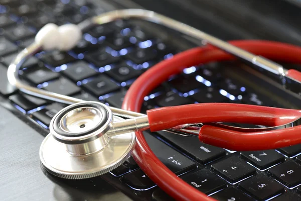 Stethoscope on laptop — Stock Photo, Image