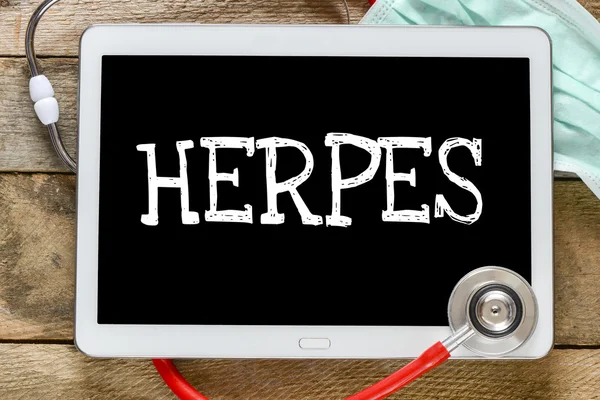 Tableta pc con palabra Herpes — Foto de Stock