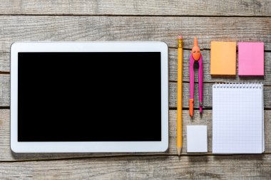 Tablet bilgisayar ve okul malzemeleri