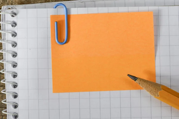 Blank sticky note and pencil — Stock Photo, Image