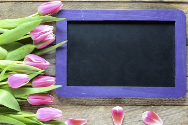 Yazı tahtası ile pembe laleler