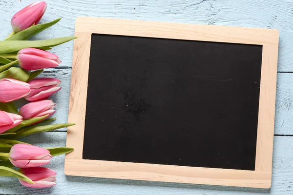 Tulipas rosa com quadro-negro — Fotografia de Stock