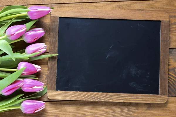 Рожеві тюльпани з дошки — стокове фото