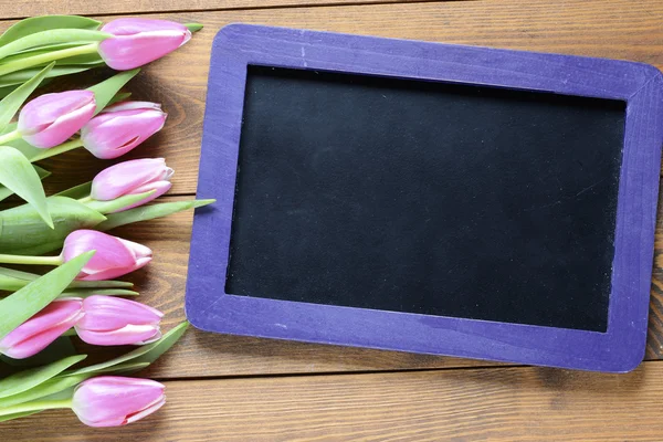 Tulipanes rosados con pizarra — Foto de Stock