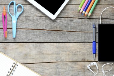 Tablet bilgisayar ve okul malzemeleri