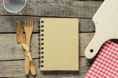 Çatal bıçak takımı, defter ve masa örtüsü
