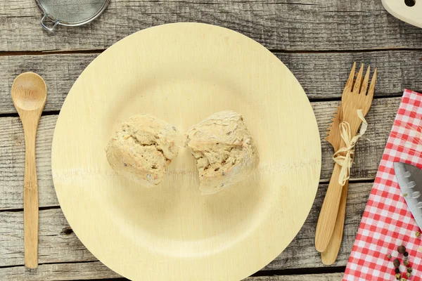 Heerlijk brood op plaat — Stockfoto