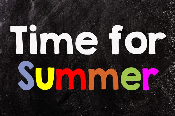 Tijd voor de zomer op blackboard — Stockfoto