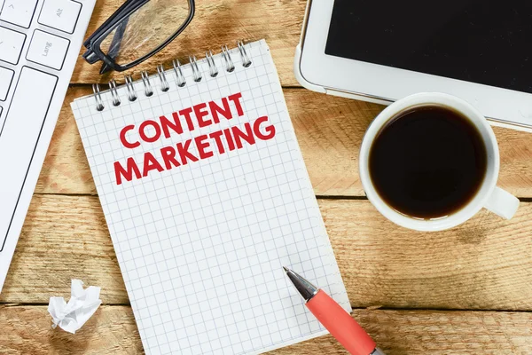 Anteckningsbok med content marketing — Stockfoto