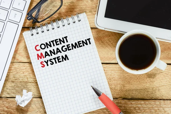 Anteckningsbok med content management system — Stockfoto