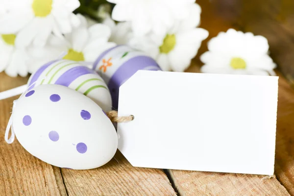 Huevos de Pascua decorados y tarjeta —  Fotos de Stock