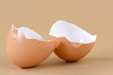 Kırık ve kırık yumurta kabuk