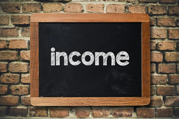 Einkommenswort auf Tafel — Stockfoto