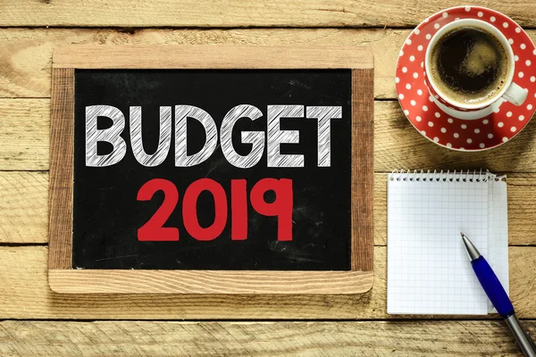 Знак "Бюджет 2019" на доске — стоковое фото