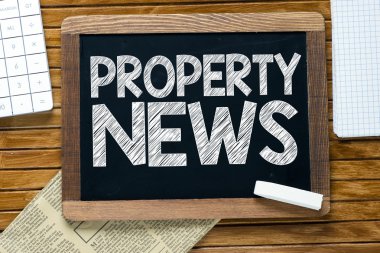 Yazı tahtası üzerinde Emlak Haberleri