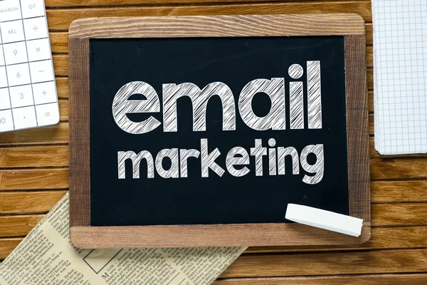 Email marketing escrito a mano en pizarra — Foto de Stock