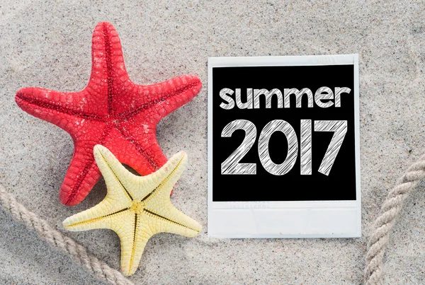Letní 2017 text s starfishes — Stock fotografie