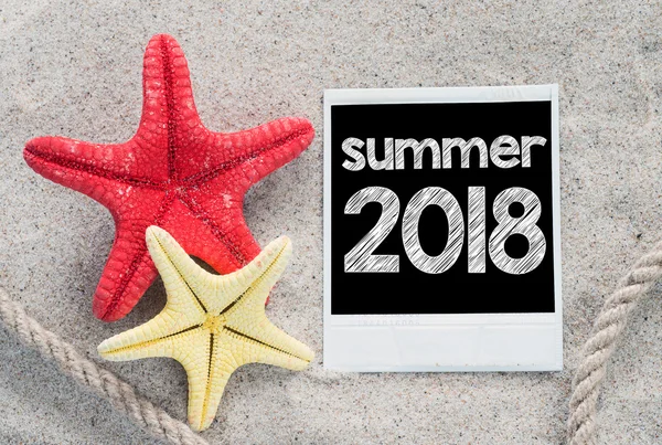 Sommaren 2018 text starfishes — Stockfoto