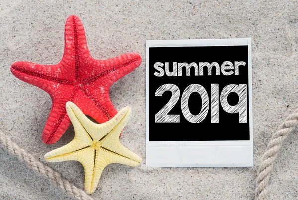Sommaren 2019 text starfishes — Stockfoto