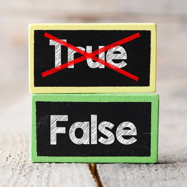 True または False の黒板 — ストック写真