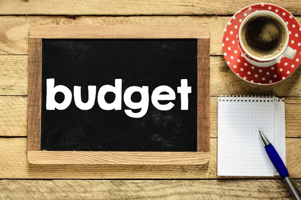 预算与咖啡黑板上 — 图库照片
