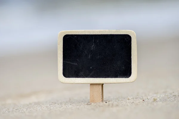 Kum üzerinde boş yazı tahtası — Stok fotoğraf