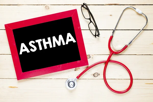 Tafel mit Asthma und Stethoskop — Stockfoto