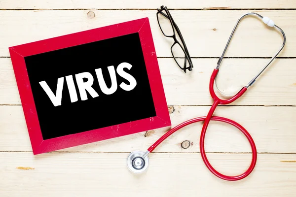 Tafel mit Virus und Stethoskop — Stockfoto