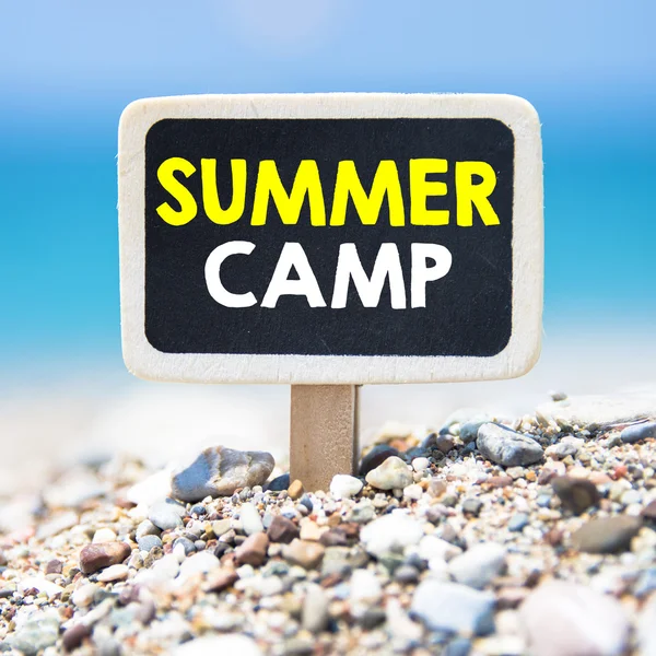 Campamento de verano escrito en pizarra —  Fotos de Stock