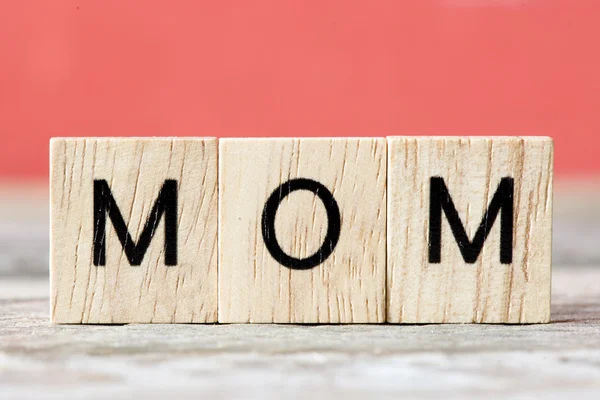 Scrabble letter spelling mom — Stock Photo, Image